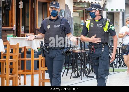 Punta Umbria, Huelva, Espagne - 3 juin 2020: Police espagnole avec logo "police locale" emblème sur uniforme maintenir l'ordre public dans la rue Calle Ancha Banque D'Images