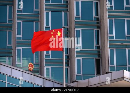 New York, États-Unis. 27 juillet 2020. Vue du drapeau chinois volant au Consulat général de la République populaire de Chine, dans l'ouest de Manhattan, à New York, NY, le 27 juillet 2020. Les relations diplomatiques entre les États-Unis et la Chine ont atteint un point bas alors que les États-Unis ont ordonné la fermeture du consulat chinois à Houston le 23 juillet, accusé par l'administration Trump d'espionnage économique et de vol de la recherche scientifique; Dans le cadre d'une mesure de représailles, le gouvernement de Beijing a ordonné la fermeture du consulat américain à Chendgu. (Anthony Behar/Sipa USA) crédit: SIPA USA/Alay Live News Banque D'Images