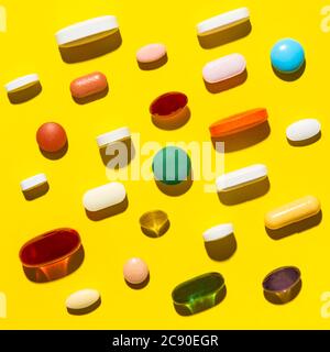 Pilules et capsules sur jaune Banque D'Images