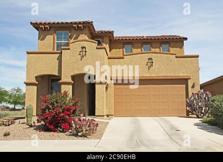 Nouvelle maison en stuc marron et beige de deux étages à Tucson, Arizona, États-Unis avec beau ciel bleu et aménagement paysager. Banque D'Images