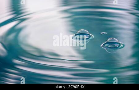Bulles d'air à la surface de l'eau Banque D'Images