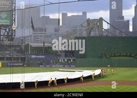 Pittsburgh, États-Unis. 27 juillet 2020. L'équipage du terrain de Pittsburgh Pirates couvre l'infield pendant un retard de pluie dans le deuxième repas pendant le départ de Pirates contre les Milwaukee Brewers le lundi 27 juillet 2020 au PNC Park à Pittsburgh. Photo par Archie Carpenter/UPI crédit: UPI/Alay Live News Banque D'Images