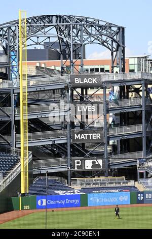 Pittsburgh, États-Unis. 27 juillet 2020. Pittsburgh Pirates affiche une bannière Black Lives Matter de la rotonde gauche au parc PNC le lundi 27 juillet 2020 à Pittsburgh. Les Pirates accueillent les Milwaukee Brewers pour leur ouvre-maison. Photo par Archie Carpenter/UPI crédit: UPI/Alay Live News Banque D'Images