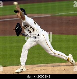 Pittsburgh, États-Unis. 27 juillet 2020. Le pichet de Pittsburgh Pirates Steven Brault (43) lance le lanceur de la maison Pirates contre les Milwaukee Brewers le lundi 27 juillet 2020 au PNC Park à Pittsburgh. Photo par Archie Carpenter/UPI crédit: UPI/Alay Live News Banque D'Images