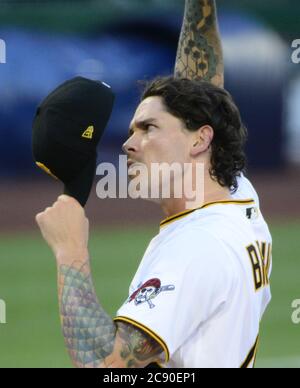 Pittsburgh, États-Unis. 27 juillet 2020. Le pichet de Pittsburgh Pirates Steven Brault (43) tire sa casquette avant de commencer l'ouvreur de la maison de Pirates contre les Milwaukee Brewers le lundi 27 juillet 2020 au PNC Park à Pittsburgh. Photo par Archie Carpenter/UPI crédit: UPI/Alay Live News Banque D'Images