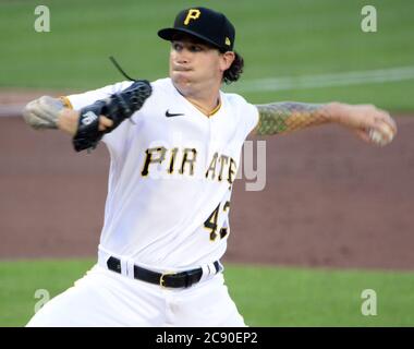 Pittsburgh, États-Unis. 27 juillet 2020. Le pichet de Pittsburgh Pirates Steven Brault (43) lance le lanceur de la maison Pirates contre les Milwaukee Brewers le lundi 27 juillet 2020 au PNC Park à Pittsburgh. Photo par Archie Carpenter/UPI crédit: UPI/Alay Live News Banque D'Images