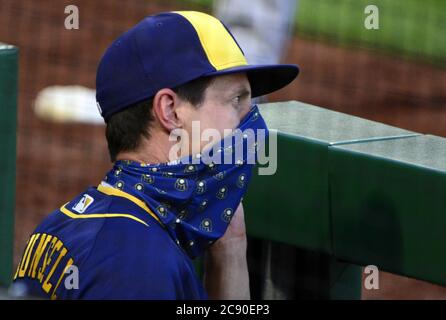 Pittsburgh, États-Unis. 27 juillet 2020. Craig Counsel, directeur des Milwaukee Brewers, regarde le terrain depuis le dugout lors de l'ouverture de la maison des Pittsburgh Pirates le lundi 27 juillet 2020 au PNC Park à Pittsburgh. Photo par Archie Carpenter/UPI crédit: UPI/Alay Live News Banque D'Images