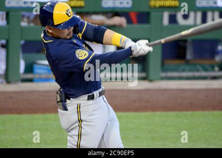 Pittsburgh, États-Unis. 27 juillet 2020. Milwaukee Brewers deuxième baseman Keston Hiura (18) singles dans le premier repas contre les pirates de Pittsburgh le lundi 27 juillet 2020 au PNC Park à Pittsburgh. Les pirates accueillent les brasseurs pour leur ouvre-maison au PNC Park. Photo par Archie Carpenter/UPI crédit: UPI/Alay Live News Banque D'Images