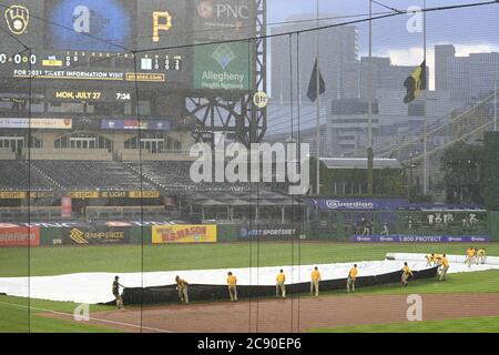 Pittsburgh, États-Unis. 27 juillet 2020. L'équipage du terrain de Pittsburgh Pirates couvre l'infield pendant un retard de pluie dans le deuxième repas de l'ouvreur de la maison de Pirates contre les Milwaukee Brewers le lundi 27 juillet 2020 au PNC Park à Pittsburgh. Photo par Archie Carpenter/UPI crédit: UPI/Alay Live News Banque D'Images