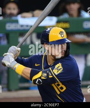 Pittsburgh, États-Unis. 27 juillet 2020. Milwaukee Brewers deuxième baseman Keston Hiura (18) à la chauve-souris dans le premier repas contre les pirates de Pittsburgh le lundi 27 juillet 2020 au PNC Park à Pittsburgh. Les pirates accueillent les brasseurs pour leur ouvre-maison au PNC Park. Photo par Archie Carpenter/UPI crédit: UPI/Alay Live News Banque D'Images