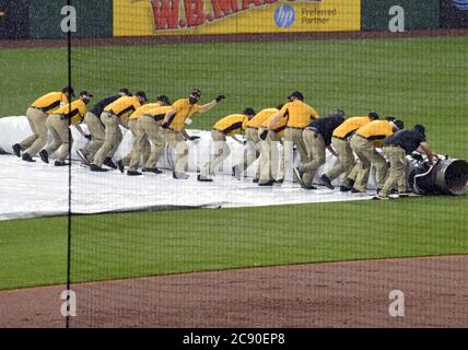 Pittsburgh, États-Unis. 27 juillet 2020. L'équipage du terrain de Pittsburgh Pirates couvre l'infield pendant un retard de pluie dans le deuxième repas pendant le départ de Pirates contre les Milwaukee Brewers le lundi 27 juillet 2020 au PNC Park à Pittsburgh. Photo par Archie Carpenter/UPI crédit: UPI/Alay Live News Banque D'Images