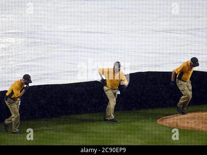 Pittsburgh, États-Unis. 27 juillet 2020. L'équipage du terrain de Pittsburgh Pirates couvre l'infield pendant un retard de pluie dans le deuxième repas pendant le départ de Pirates contre les Milwaukee Brewers le lundi 27 juillet 2020 au PNC Park à Pittsburgh. Photo par Archie Carpenter/UPI crédit: UPI/Alay Live News Banque D'Images