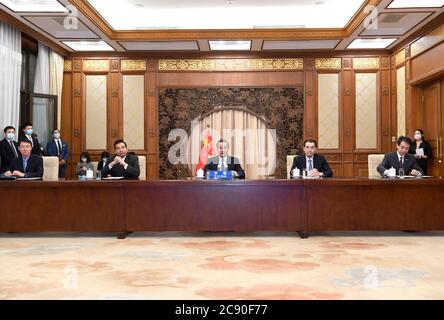 (200728) -- BEIJING, le 28 juillet 2020 (Xinhua) -- le conseiller d'État chinois et ministre des Affaires étrangères Wang Yi organise une vidéo conférence des ministres des Affaires étrangères de la Chine, de l'Afghanistan, du Pakistan et du Népal sur la collaboration pour lutter contre la COVID-19 et reprendre l'économie, le 27 juillet 2020. Le ministre des Affaires étrangères par intérim de l'Afghanistan, Mohammed Haneef Atmar, le ministre des Affaires étrangères pakistanais, Shah Mahmood Qureshi, le ministre pakistanais des Affaires économiques, Khusro Bakhtyar, et le ministre népalais des Affaires étrangères, Pradeep Kumar Gyawali, ont assisté à la vidéoconférence. (Xinhua/Yue Yuewei) Banque D'Images