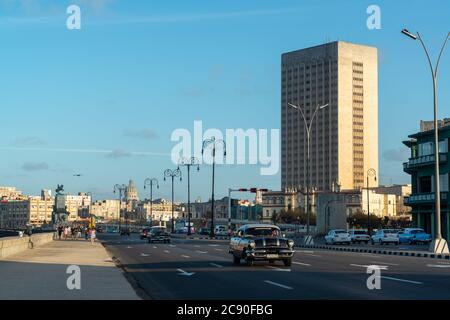 Le Malecon est une grande promenade avec un mur qui s'étend sur 8 km le long de la côte à la Havane, Cuba. Banque D'Images