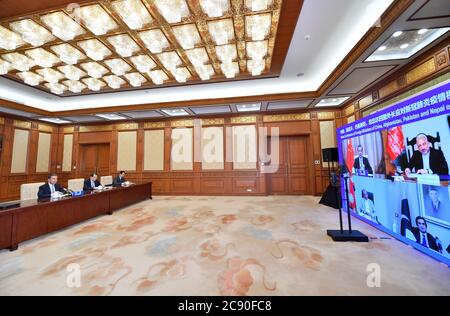 (200728) -- BEIJING, le 28 juillet 2020 (Xinhua) -- le conseiller d'État chinois et ministre des Affaires étrangères Wang Yi organise une vidéo conférence des ministres des Affaires étrangères de la Chine, de l'Afghanistan, du Pakistan et du Népal sur la collaboration pour lutter contre la COVID-19 et reprendre l'économie, le 27 juillet 2020. Le ministre des Affaires étrangères par intérim de l'Afghanistan, Mohammed Haneef Atmar, le ministre des Affaires étrangères pakistanais, Shah Mahmood Qureshi, le ministre pakistanais des Affaires économiques, Khusro Bakhtyar, et le ministre népalais des Affaires étrangères, Pradeep Kumar Gyawali, ont assisté à la vidéoconférence. (Xinhua/Yue Yuewei) Banque D'Images