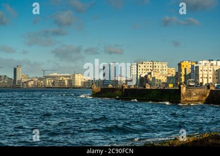 Le Malecon est une grande promenade avec un mur qui s'étend sur 8 km le long de la côte à la Havane, Cuba. Banque D'Images
