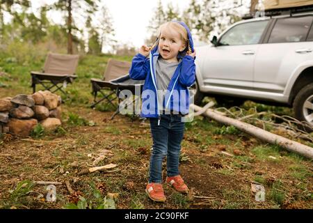 USA, Utah, Uninta Wasatch cache National Forest, Portrait de fille (2-3) en imperméable bleu Banque D'Images