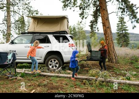 États-Unis, Utah, Uninta Wasatch cache National Forest, mère avec filles (2-3, 6-7) qui a installé le camp Banque D'Images