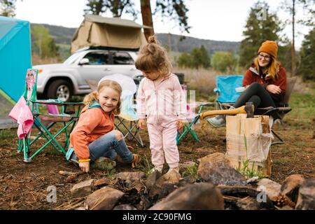 Etats-Unis, Utah, Uninta Wasatch cache National Forest, mère regardant des filles (2-3, 6-7) jouant sur le camping Banque D'Images