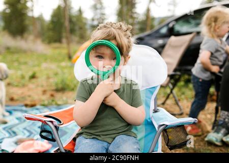 USA, Utah, Uninta Wasatch cache National Forest, Girl (2-3) regardant à travers la loupe Banque D'Images