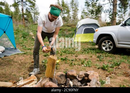 USA, Utah, Uninta Wasatch cache National Forest, homme hacher du bois pendant le camping Banque D'Images