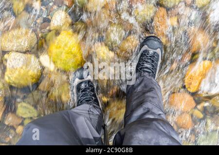 Man Standing in river Banque D'Images
