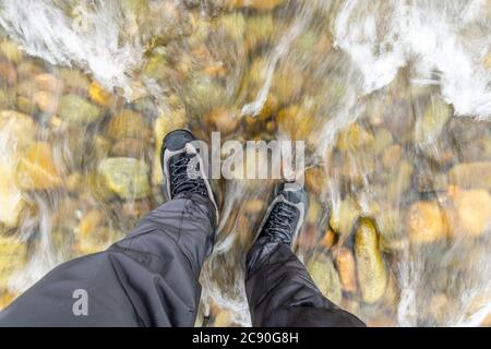 Man Standing in river Banque D'Images