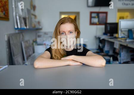 Portrait d'une femme portant un masque de grippe au bureau Banque D'Images