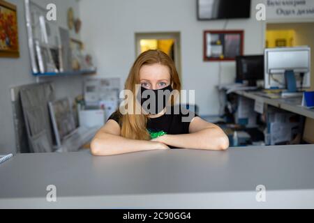 Portrait d'une femme portant un masque de grippe au bureau Banque D'Images