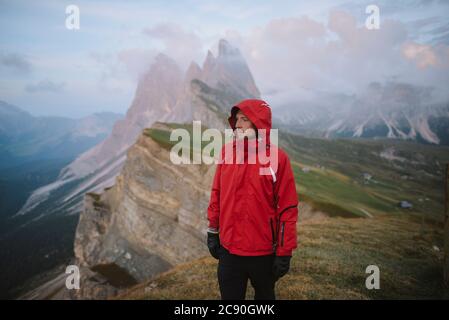 Italie, Alpes des Dolomites, montagne de Seceda, Homme randonnée près de la montagne de Seceda dans les Alpes des Dolomites Banque D'Images