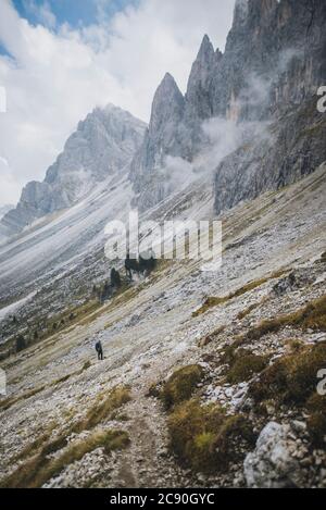 Italie, Alpes Dolomites, montagne Seceda, Homme avec randonnée à dos près de la montagne Seceda dans les Dolomites Banque D'Images