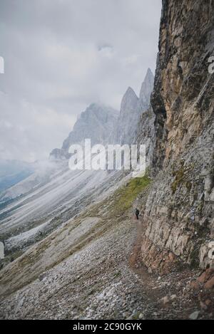 Italie, Alpes Dolomites, montagne Seceda, Homme avec randonnée à dos près de la montagne Seceda dans les Dolomites Banque D'Images