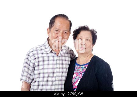 Senior Asian couple mariés portrait, isolé sur blanc. Banque D'Images