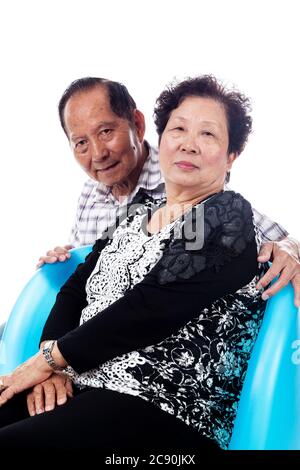 Senior Asian couple mariés portrait, isolé sur blanc. Banque D'Images