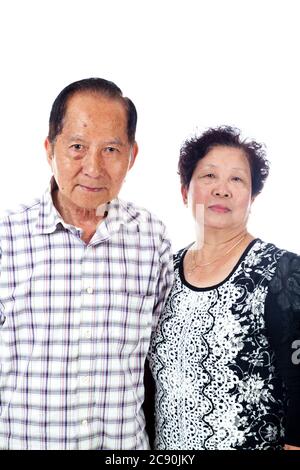 Senior Asian couple mariés portrait, isolé sur blanc. Banque D'Images