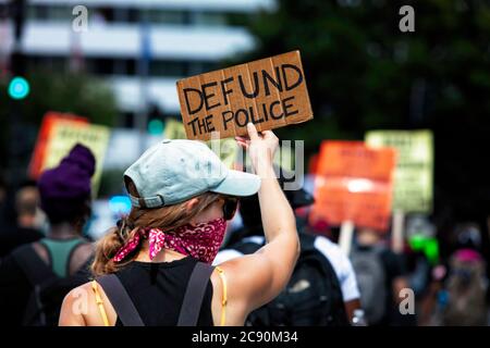 Manifestant avec un panneau disant « Fonds de police », lors de la marche contre l'État policier de Trump en soutien à Portland, WASHINGTON, DC, États-Unis Banque D'Images