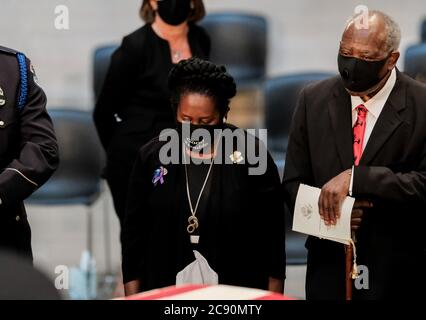 La représentante des États-Unis, Sheila Jackson Lee (démocrate du Texas), à gauche, et la représentante des États-Unis, Danny Davis (démocrate de l'Illinois), à droite, se sont fait respecter en tant que représentant des États-Unis, John Lewis (démocrate de la Géorgie), réside à la rotonde du Capitole des États-Unis à Washington, DC le 27 juillet 2020 à Washington, DC Lewis, Une icône des droits civils et un ardent défenseur des droits de vote pour les Afro-Américains, sera dans l'État au Capitole. Lewis est décédé le 17 juillet à l'âge de 80 ans. Crédit: Michael A. McCoy/Pool via CNP | utilisation dans le monde entier Banque D'Images