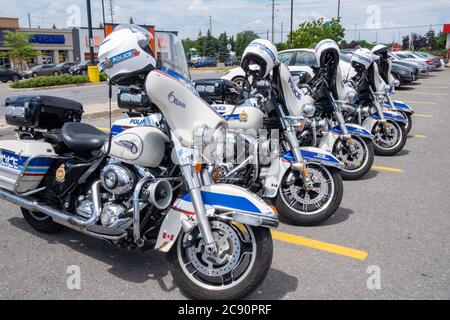 Une rangée de cinq motocyclettes Harley-Davidson garées utilisées par la police d'Ottawa dans un stationnement de Barrhaven plaza. Banque D'Images