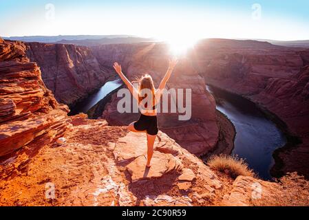 Femme touristique sur Horseshoe Bend dans le Grand Canyon. Banque D'Images