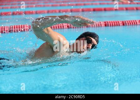 Nage triathlon entraînement homme athlète nageur en plein air. Sport et forme physique athlètes actifs Banque D'Images