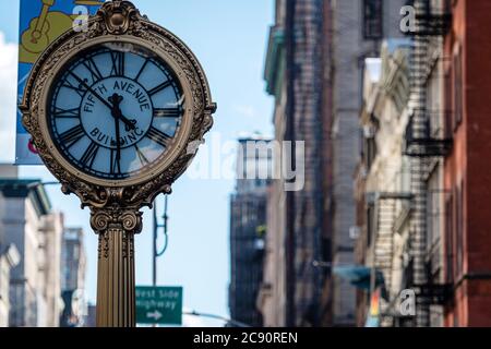 New York, États-Unis - 21 juin 2019 : horloge historique sur la Cinquième Avenue, à l'intersection avec Broadway Banque D'Images