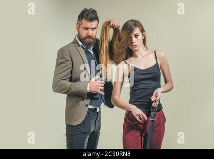 Coiffure fait la coiffure d'une femme avec de longs cheveux. Femme visitant le salon de coiffure. Soins capillaires. Coupes fines. Publicité et concept de salon de coiffure. Portrait Banque D'Images