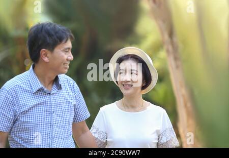 Homme asiatique d'âge moyen loisir à sa femme en Saint-Valentin Banque D'Images