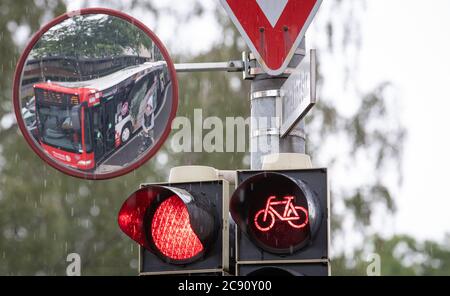 27 juillet 2020, Basse-Saxe, Osnabrück: Un miroir de sécurité rond pour cyclistes est installé à l'intersection des feux de circulation. Le rétroviseur est conçu pour aider les véhicules à voir l'angle mort dans les virages. (À dpa 'les villes tirent une conclusion positive avec des miroirs tournantes aux intersections' de 28.07.2020) photo: Friso Gentsch/dpa Banque D'Images