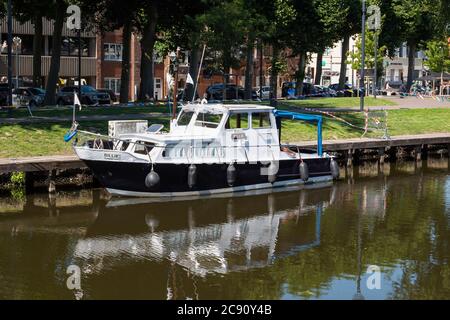 Lokeren, Belgique, 13 juillet 2020, bateau de plaisance noir et blanc amarré sur la rivière Durme Banque D'Images