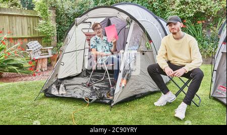 Deux adolescents campent dans un jardin à l'arrière pendant la crise du coronavirus, juillet 2020. Banque D'Images