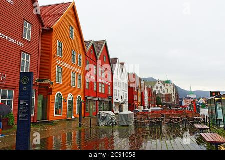 Bryggen, également connu sous le nom de Tyskebryggen, est une série de bâtiments commerciaux du patrimoine hanséatique qui s'inscrit dans la partie est du port de Vågen, Bergen Banque D'Images