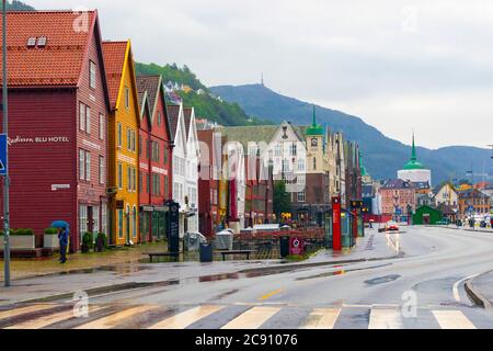 Bryggen, également connu sous le nom de Tyskebryggen, est une série de bâtiments commerciaux du patrimoine hanséatique qui s'inscrit dans la partie est du port de Vågen, Bergen Banque D'Images