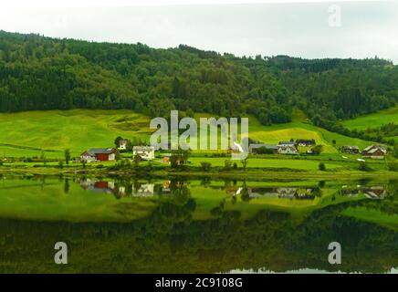 Vangsvatnet lac rivage nuageux été jour vue Voss Norvège Banque D'Images