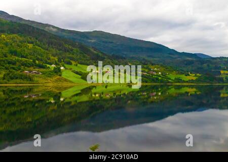 Vangsvatnet lac rivage nuageux été jour vue Voss Norvège Banque D'Images